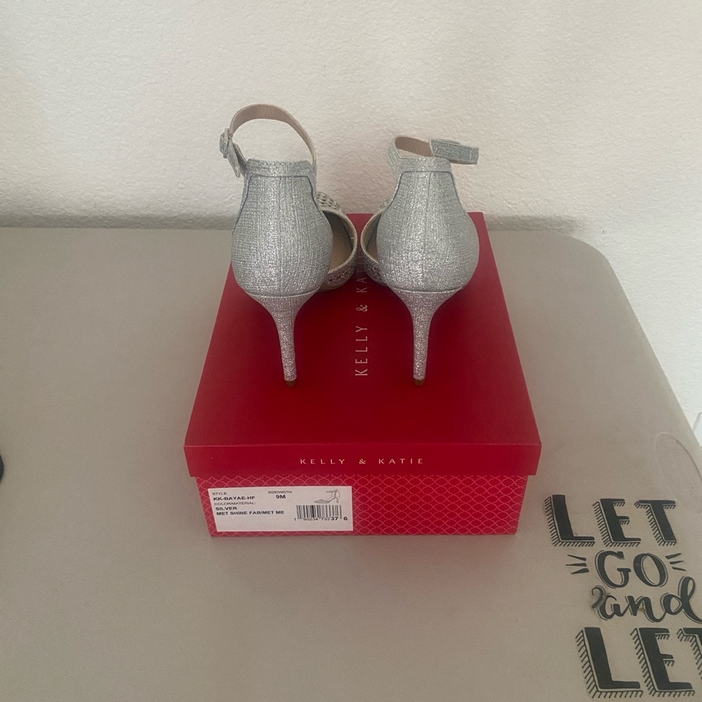 Silver Heels - Picture 3 of 3